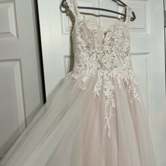 A contemporary white lace and tulle wedding dress with - Picture 4 of 14